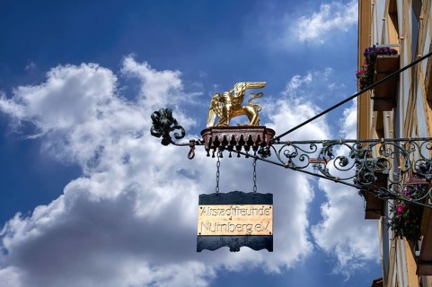 Gripping figure as a cantilever at the House of Friends of the Old Town, Wolkenhimmel,