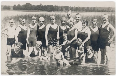 Bathing, swimwear, woman, men, children, leisure, fun, summer, lake, A large group of people in