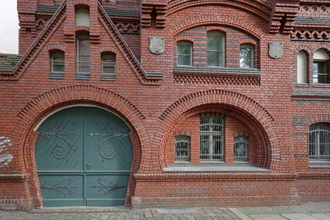 Wine warehouse portal, gate with fittings, brick building, Katharinenkirchplatz, Neustadt,