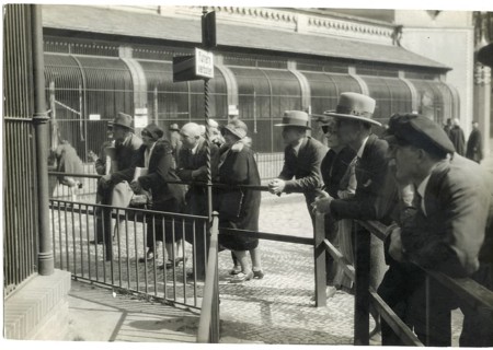 Berlin, zoological garden, visitors, visitors, people looking at a zoo through a fence, many