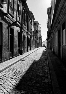 Rua do Pinheiro Street, a narrow and narrow typical street in the old town with the Capela de Nª
