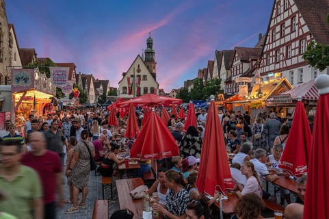 Visitors to the Laufer city festival on the market square, in the back the Old Town Hall and St.