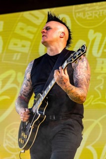 Ronald Ron Hübner, guitarist for the BROILERS at the Open Airs 2026 at Auestadion Kassel on 18.07