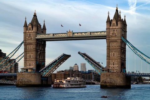 Halves of the road open, Baskuel Bridge, sightseeing boat on the Thames, Tower Bridge, behind