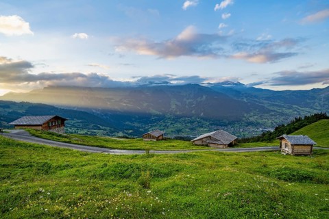 Alpine huts and alpine meadows, sunset, summit of the Wetterhorn in the background, Alpiglen,