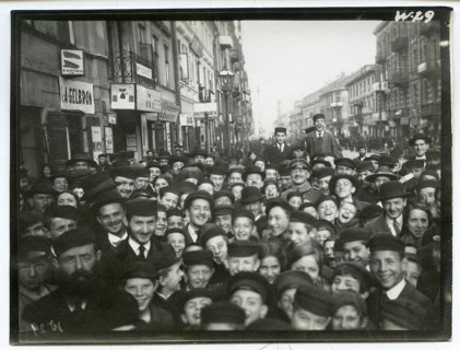 Jews, boys with caps, Poland, Jewish, Shtetl, Krakow, A large crowd of people smiling happily,
