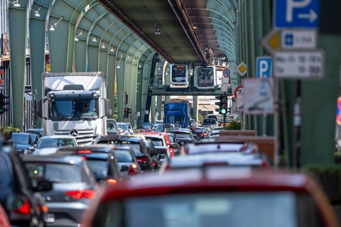 City traffic, in Wuppertal-Vohwinkel, Kaiserstraße, the Wuppertal suspension railway runs above