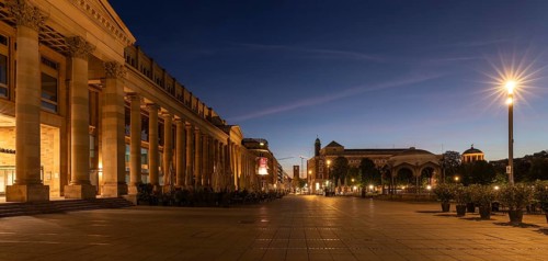 24.4.2026: Night view of the illuminated Koenigstrasse with the pillars of the Koenigsbau and