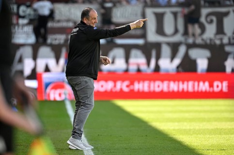 Coach Coach Frank Schmidt 1. FC Heidenheim 1846 FCH on the sidelines gesture gesture soccer