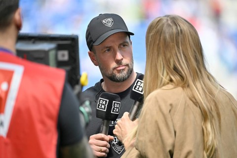 DAZN presenter reporter Sylvia Walker interview microphone micro logo trainer coach Sebastian