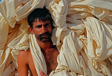 Portrait of a worker in a dye factory (Rajasthan, India) .Digitalized slide