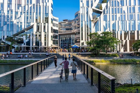 Kö-Bogen, building complex with offices, shops and restaurants, partly green façade, at Hofgarten