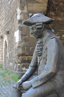 Penn Soldier sculpture by Klaus Gehlen 2007, historic soldier in uniform, sitting, guard, guard,