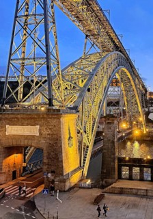 Illuminated arch bridge Ponte Dom Luis I designed by Théophile Seyrig, looking towards Vila Nova de