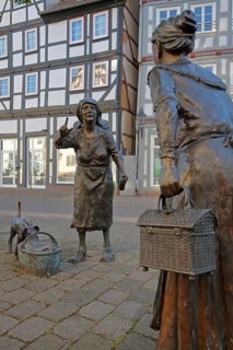Market Women sculpture by Ewald Rumpf 2009, modern art, bronze sculpture, life-size, two standing