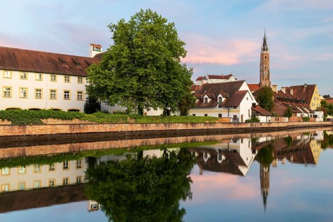 Isar promenade, Isar, St. Martin Abbey Basilica, historic houses, Landshut, Lower Bavaria, Bavaria,