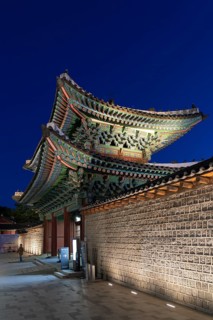 Honghwamun Gate illuminated at night, main gate to the 15th century Changgyeonggung Palace in the