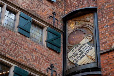 Three times a day, the carillon rings out in the historic Böttcherstrasse, a panel depicting