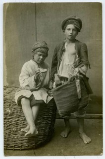Jewish children, beggars, Vilnius, Lithuania, poverty, poverty, orphans, barefoot, two boys in poor