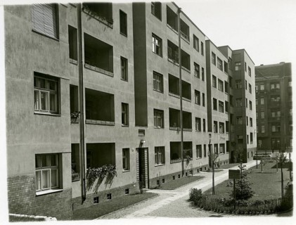 Tile-Wartenberg-Str. Neues Bauen, Berlin, modern residential complex with balconies and green