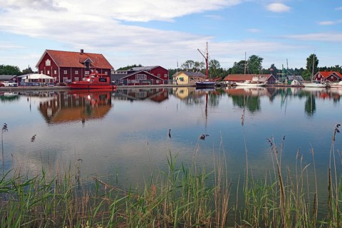 Harbour with red-painted buildings and boats on the shore, Göta Canal, Sjötorp, crossing to Vänern