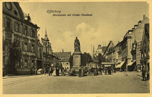Historical view of the market square in Offenburg with the Drake monument around 1911,