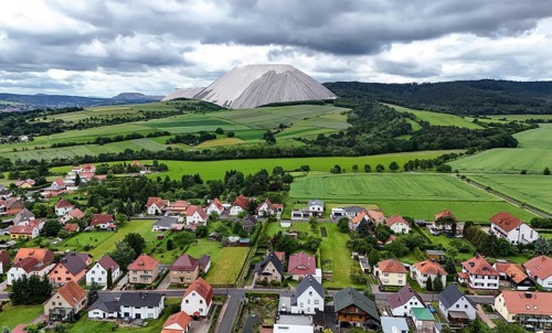 View of Monte Kali from Heringen, 05.06.2026. White landmarks visible from afar rise in the Werra