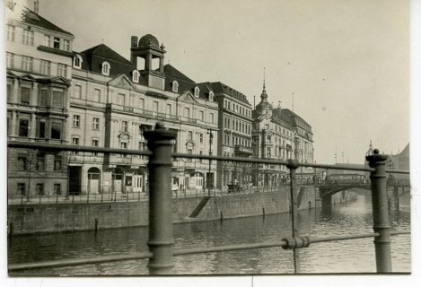 Berlin, Mitte, Spree, Schiffbauerdamm, Friedrichstraße bridge, historic buildings along a river
