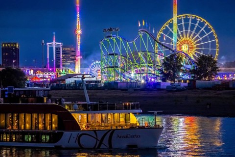 Rhine fair in the Rheinwiesen in Düsseldorf-Oberkassel, rides in the evening, with lots of