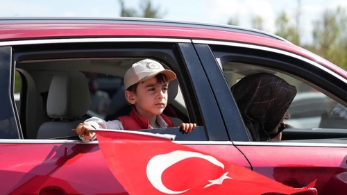 Hundreds of demonstrators take part in a protest organized by 45 non-governmental organizations