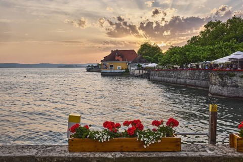 Lake Lake Constance, quay wall, historic building, flower box, trees, evening light, sunset, red