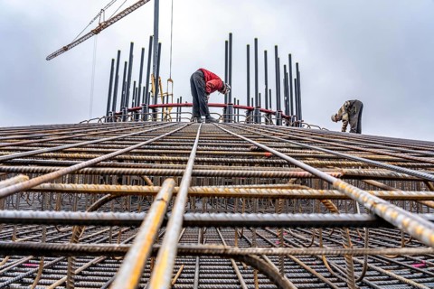 Assembly of reinforcing steel for the reinforced concrete foundation of a wind turbine, a mesh of