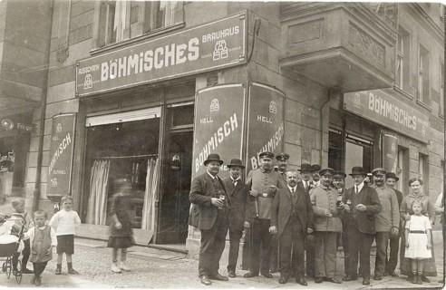 Berlin, Böhmisches brewhouse, restaurant, pub, group of men posing in front of a brewery, partly in