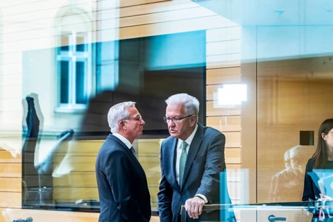 Outgoing Minister President Winfried Kretschmann (Greens) in conversation with the new President of