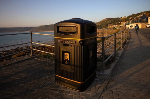 Combined trash can for residual waste and dog droppings, promenade, Sennen Cove, evening mood,