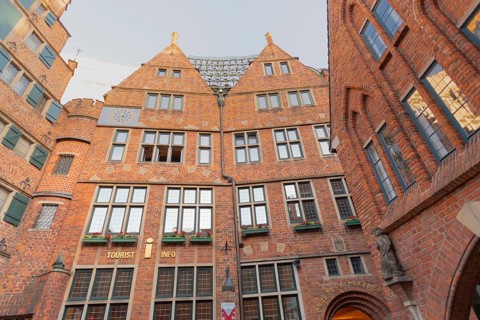 The carillon sounds three times a day in the historic Böttcherstraße, tourist information, old town