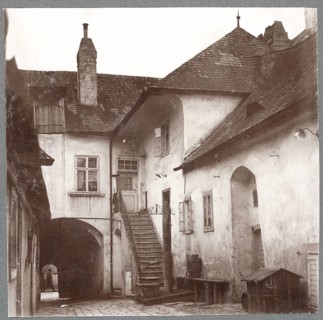 Vienna, Nußdorf, Kehlenberger Str, courtyard, evening mood, staircase, a quiet courtyard with a