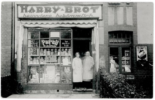 Harry bread, bakery, shop, job, twenties, Persil, small shop, two woman standing in front of a