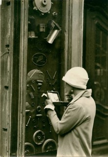 Berlin, twenties, young woman applying makeup, modern lady, hat, A woman looking at a shop window