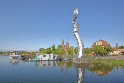 Parcival sculpture by Matthias Zágon Hohl-Stein 1998 modern art, large cubic sculpture, stainless