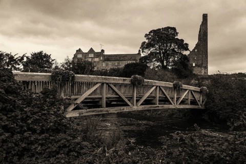 Bridge over the Boyne River and dilapidated watch tower of Dunmoe Castle in Navan, An Uaimh, a town