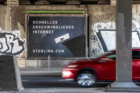 Advertising for fast Internet via Starlink, Internet access via a satellite network, from the US