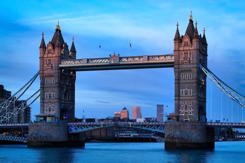 Thames, Tower Bridge, Canary Wharf behind, evening light, London, England, Great Britain, Great
