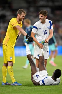 Ryan Mahuta FIN (14) injured Injury Calf cramp, cramps, Goalkeeper Lukas Hradecky FIN (01) Samuli