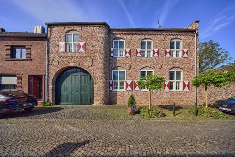 House Wachtendonk, old town, historic town center, historic brick building, façade with windows,