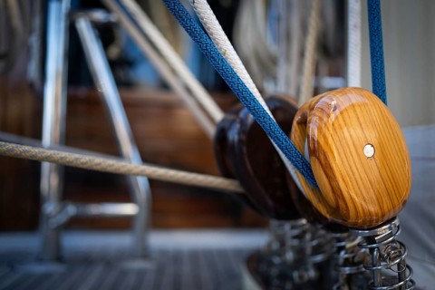 Blue and white rope or line and pulleys or blocks of wood, talje or pulley, sailing ship, Aeolian