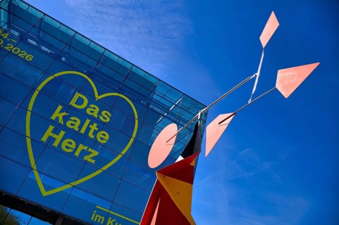 Plastic crinkly avec disque rouge by Alexander Calder in front of exhibition THE COLD HEART, art