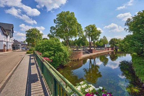 Niers river, car bridge and footbridge, metal railing, brick wall, quay, general buildings, houses,