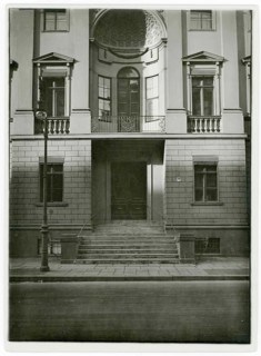Behrenstraße 66, Stadthaus, Berlin, stairs lead to an impressive entrance of a classical building,
