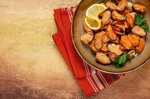 Mussels no shell, boiled, mussels, peeled, in a bowl, with lemon and parsley, Chilean mussels, top